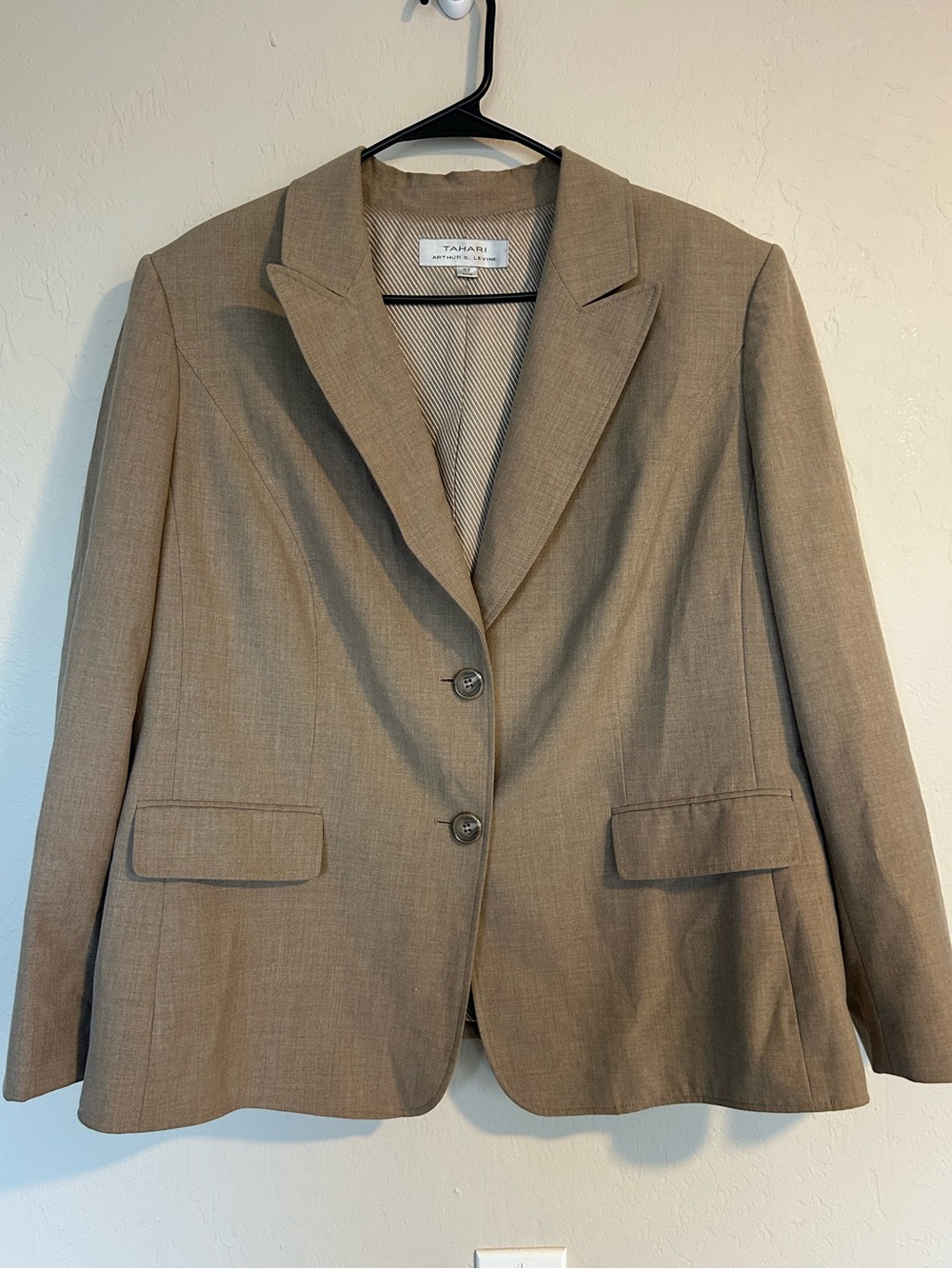 Tahari Arthur S. Levine Women’s 16 Tan Lined Solid Notch 2-Button Blazer (1932)